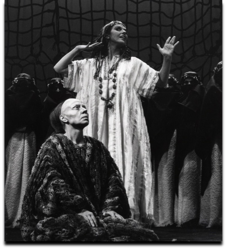 KNS 1974: Tine Balder (Hekuba) en Marilou Mermans (Kassandra) in De Trojaanse Vrouwen (J.P. Sartre, naar Euripides), regie Walter Tillemans. © KNS-Archief in FelixArchief Stad Antwerpen, nr. 4177 (Foto: Reusens)